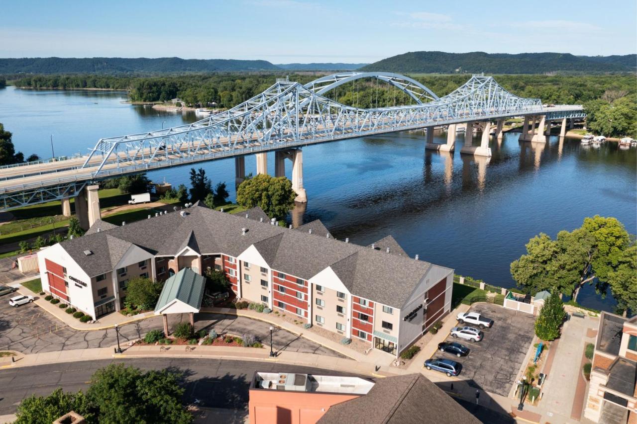 Courtyard La Crosse Downtown/Mississippi Riverfront Hotel Exterior photo