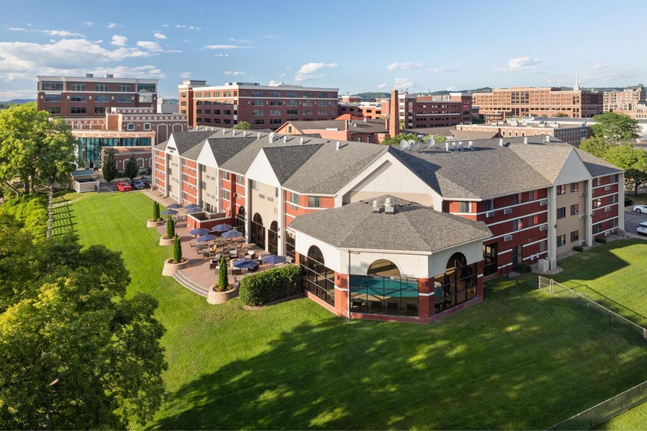 Courtyard La Crosse Downtown/Mississippi Riverfront Hotel Exterior photo