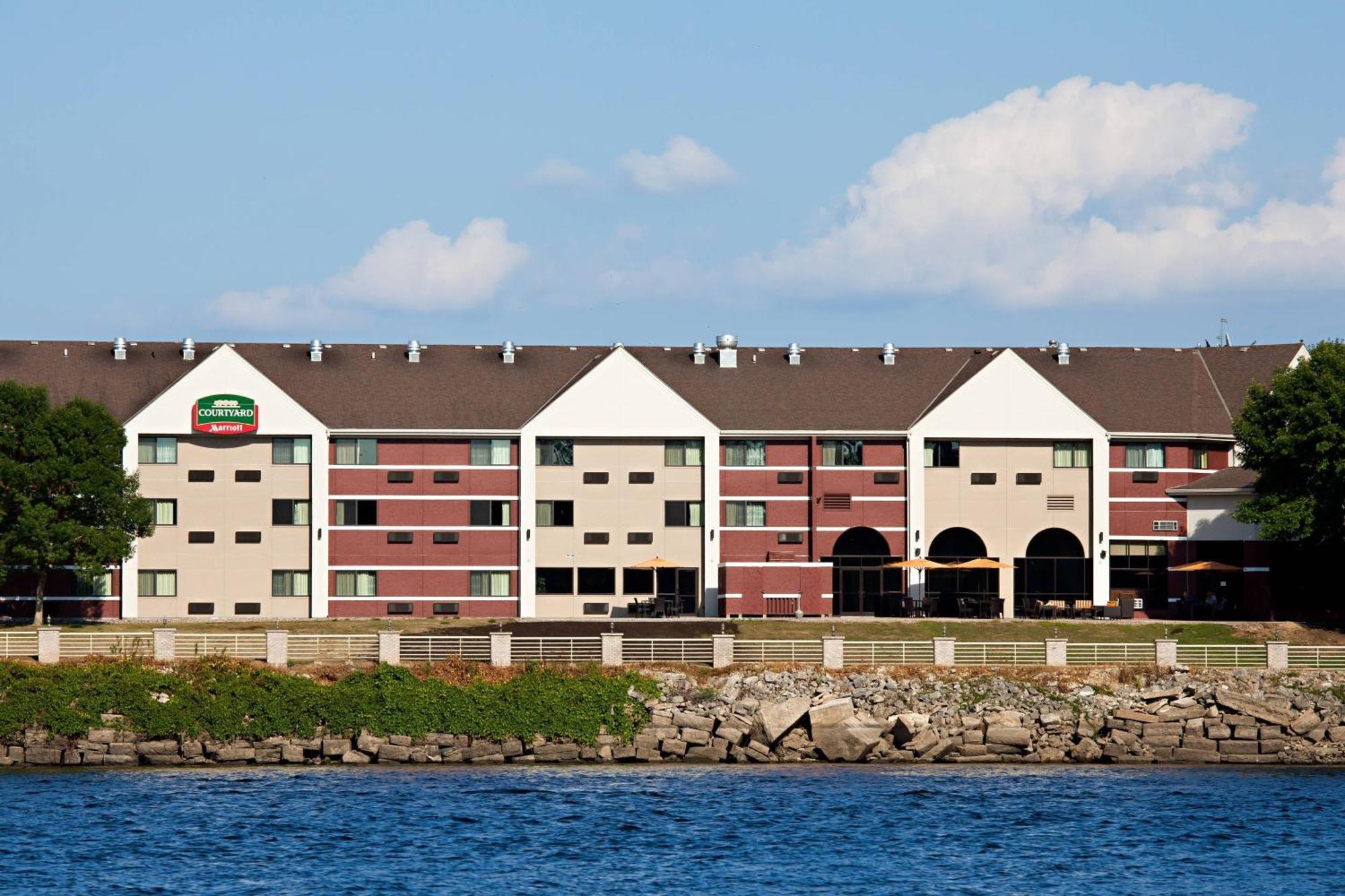 Courtyard La Crosse Downtown/Mississippi Riverfront Hotel Exterior photo