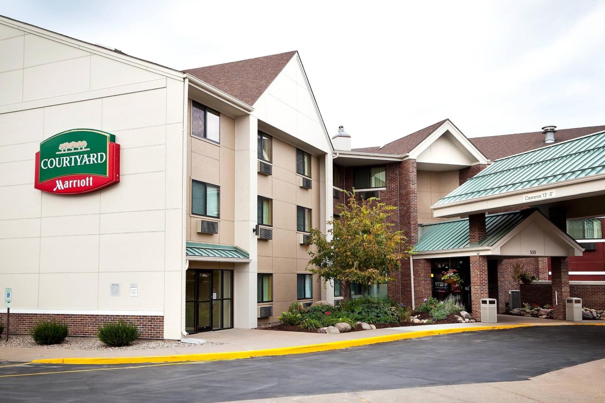 Courtyard La Crosse Downtown/Mississippi Riverfront Hotel Exterior photo