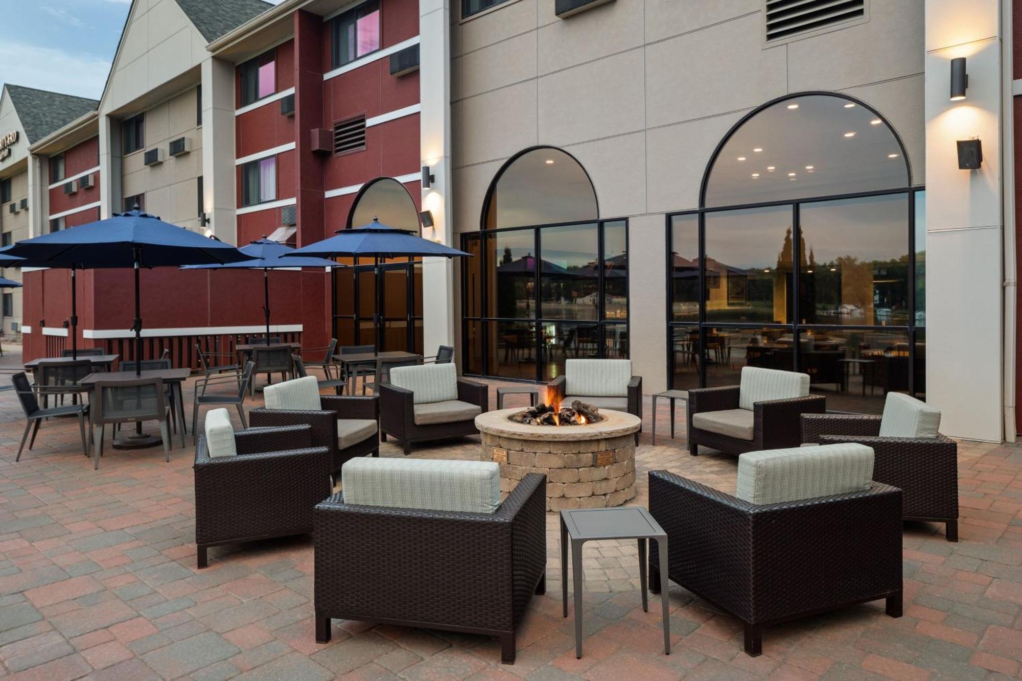 Courtyard La Crosse Downtown/Mississippi Riverfront Hotel Exterior photo