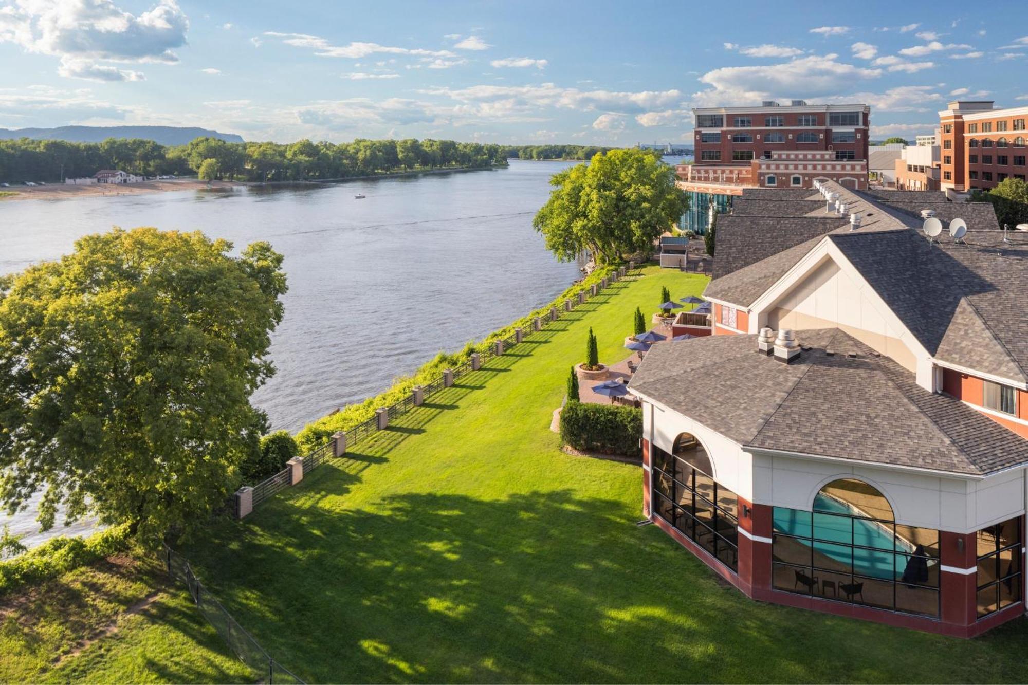 Courtyard La Crosse Downtown/Mississippi Riverfront Hotel Exterior photo