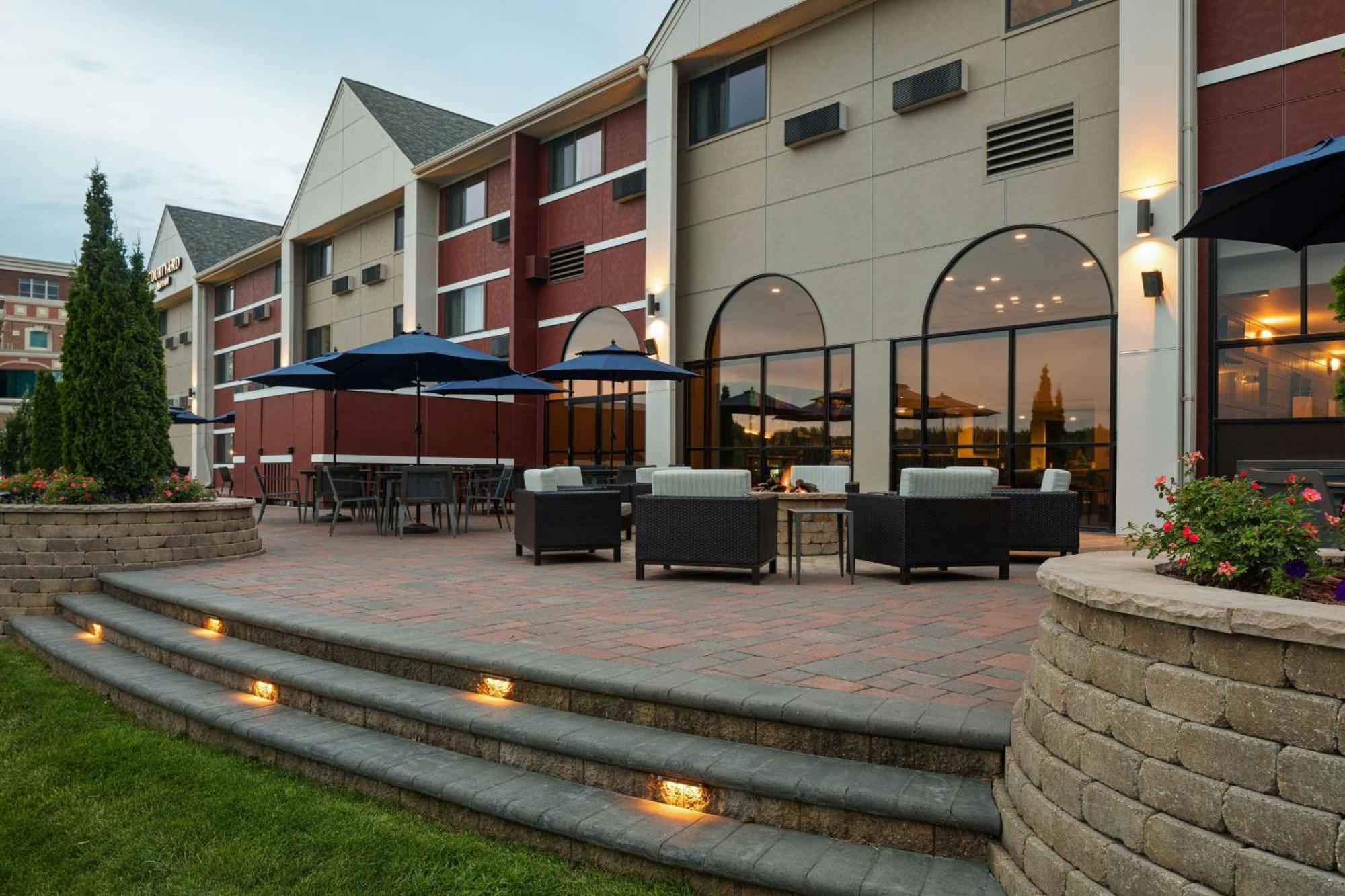 Courtyard La Crosse Downtown/Mississippi Riverfront Exterior photo