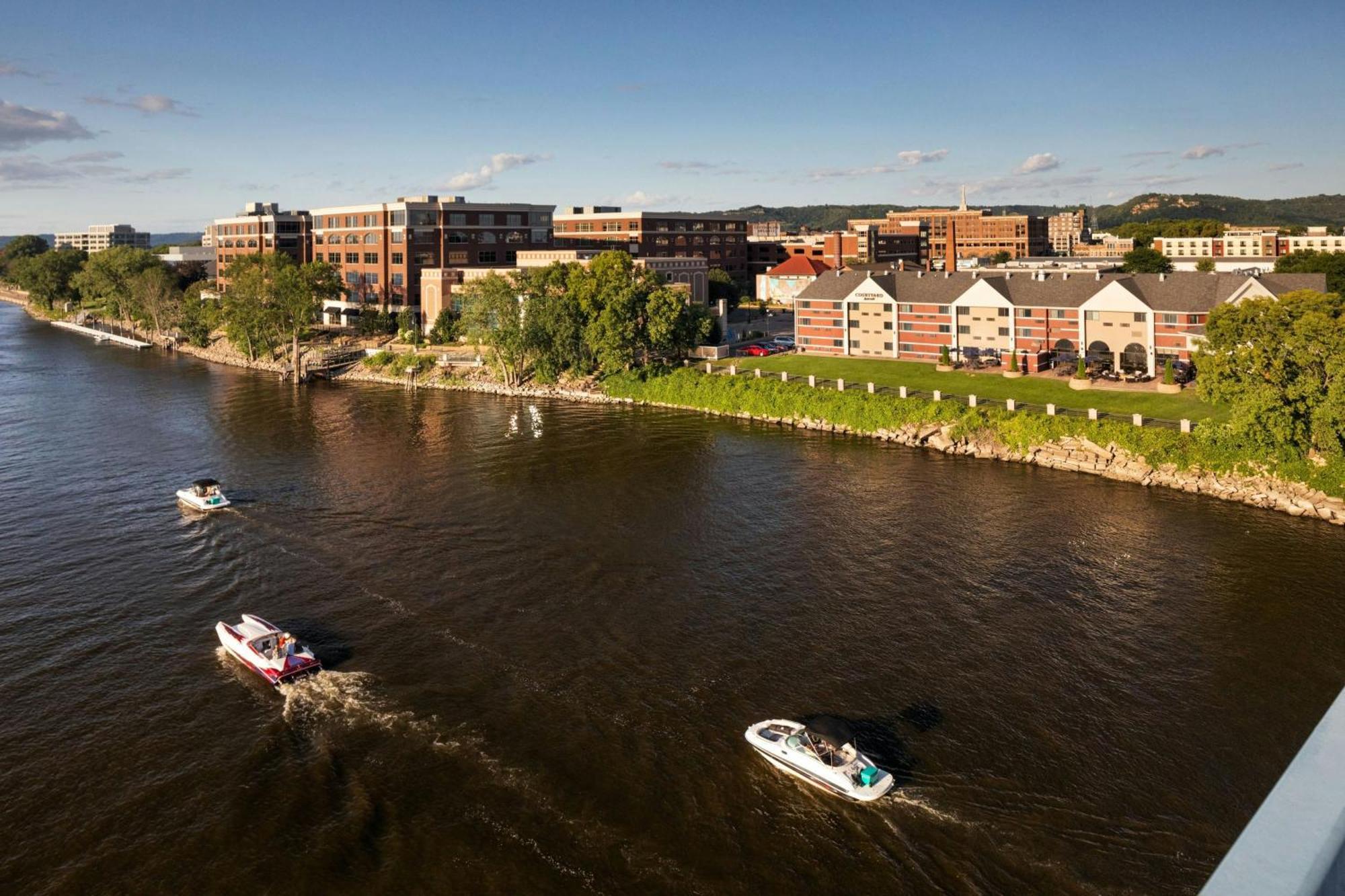 Courtyard La Crosse Downtown/Mississippi Riverfront Exterior photo